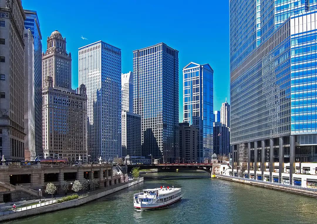 Ferry on the Chicago River between skyscrapers