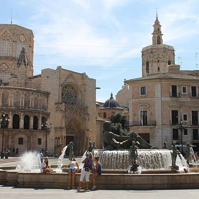 Valencia Altstadtrundfahrt mit Wein & Tapas im historischen Denkmal aus dem 11. Jahrhundert