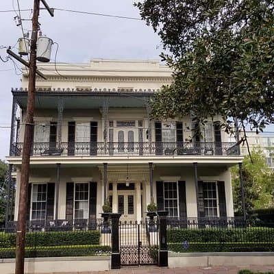 Small-Group Glamorous Garden District Tour