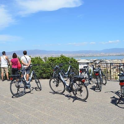 Recorrido en bicicleta eléctrica por el centro histórico de Cagliari con un guía local.