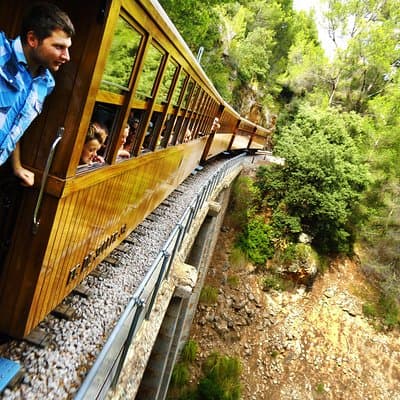 Sightseeing-Tour durch Mallorca mit Bootsfahrt und Oldtimer-Zug