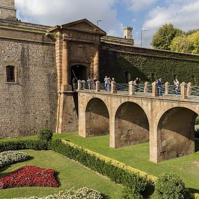 Barcelona: Old Town, Montjuic Castle, Cable Car Small Group Tour