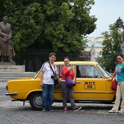 Excursión privada: Visita turística de Varsovia en un Fiat clásico