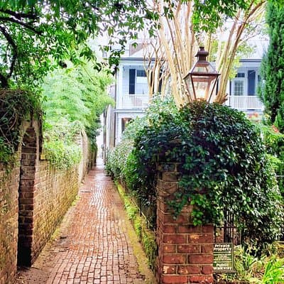 Hidden Alleyways and Historic Sites Small-Group Walking Tour