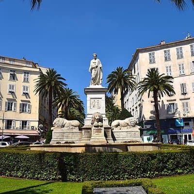 Tour privado de Córcega Ajaccio con conductor y guía opcional con traslado al hotel
