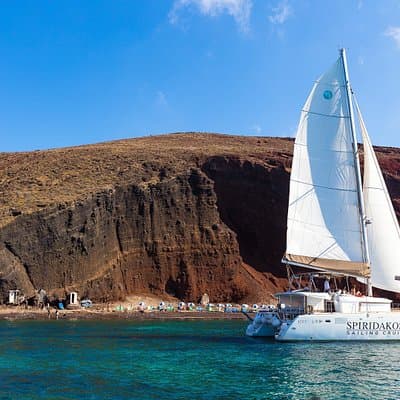 Crucero en catamarán Santorini Classic con barbacoa, bebidas y traslados