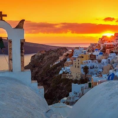 Santorini Day Tour: Akrotiri, Villages, Wine and Sunset in Oia