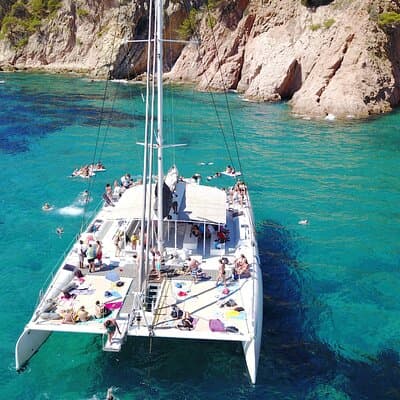 Catamaran ride -Costa Brava with barbecue and drinks. Familiar.