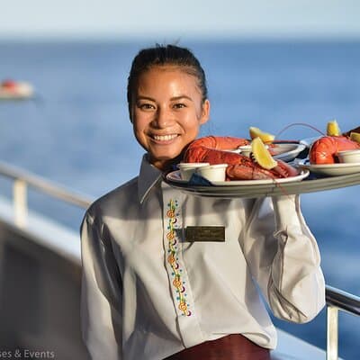 Honolulu: Three Star Deluxe Sunset Dinner Cruise and Show