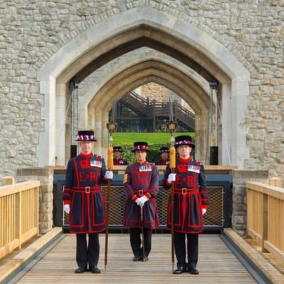 VIP Tower of London and Crown Jewels Tour with Private Beefeater Meet & Greet