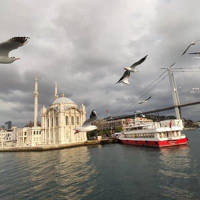 2-Hour Bosphorus Cruise in Istanbul with Guide