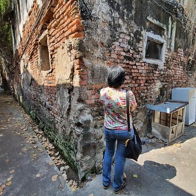 Small-Group: Unseen Bangkok's Chinatown Walking Tour with Food