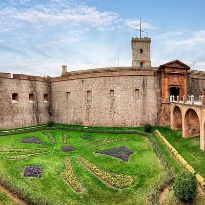 Skip-the-line Montjuïc Castle Tour with a Cable Car Ride