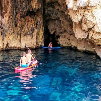 Visite en bateau de pagaie de plongée avec tuba des grottes et criques