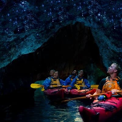 Rotorua: Evening Starlight Gourmet Kayak Tour Glowworms