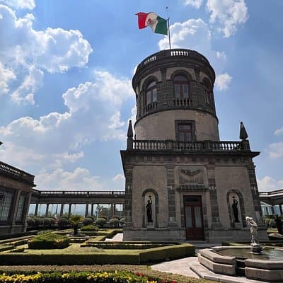 100% private tour in Chapultepec Castle & around (with transport)