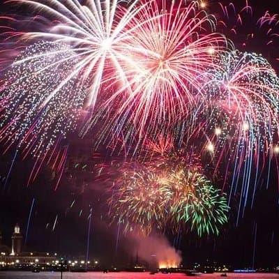 Chicago River Spectacular Fireworks Show and Tiki Bar Cruise