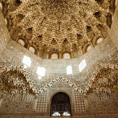 Granada: Alhambra & Nasrid Palaces Guided Tour in Small Groups