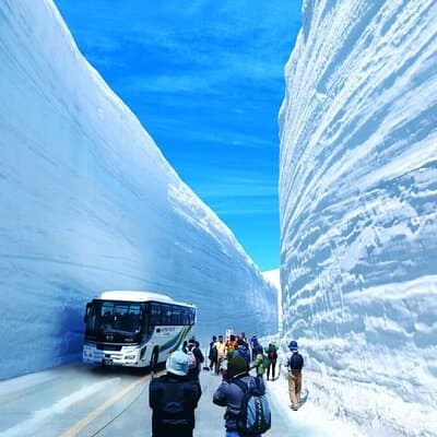 Day Tour from Kanazawa OR Toyama: Snow Wall and Mysterious Valley