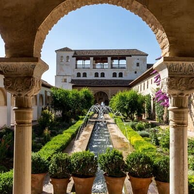 Granada: Alhambra Guided Tour including Nasrid Palaces