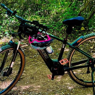 Riding eMTBs, let yourself be guided through Cezanne's landscapes