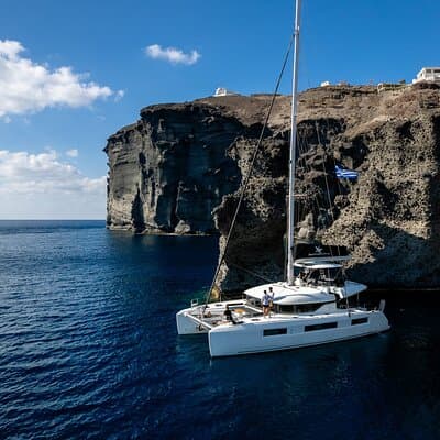 Crucero exclusivo en catamarán de medio día en Santorini con comida y barra libre