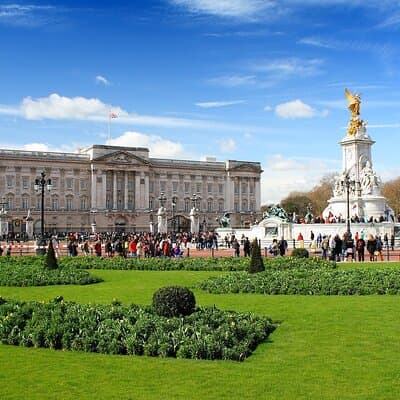 Changing of the Guard & Buckingham Palace Guided Tour Small Group