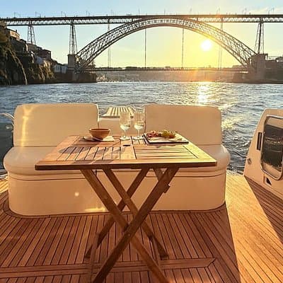 Porto: Luxury Yacht Cruise – 7 Bridges with Wine Tasting & Snacks