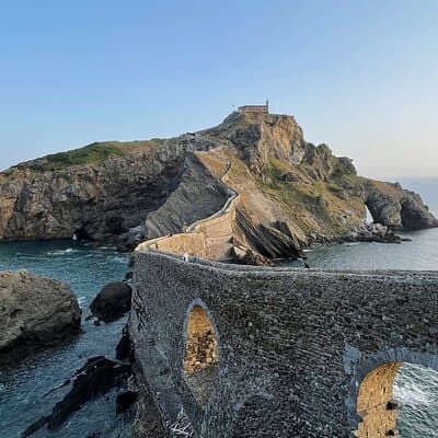 Bilbao: Gaztelugatxe, Bermeo, Mundaka and Gernika with Txakoli