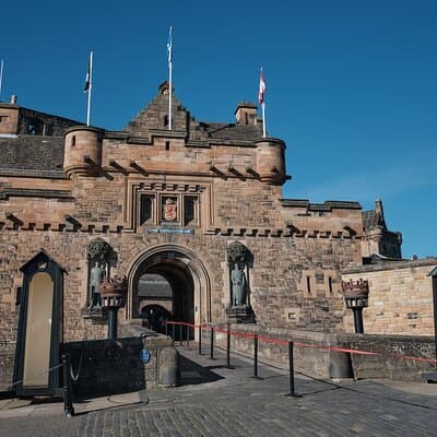 Edinburgh Castle Guided Walking Tour & Holyrood Palace Ticket