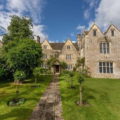 Thames Canoe Trip to Kelmscott Manor with Cream Tea & Return