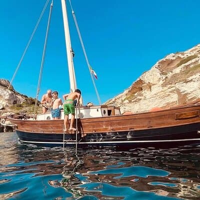 Excursión en barco por Cagliari: 4 paradas para nadar, snorkel y aperitivo sardo.
