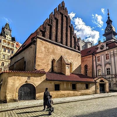 Jewish Prague: Guided Tour with Synagogues & Cemetery Entry