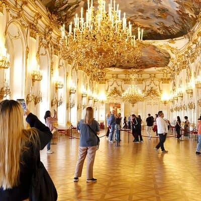 Vienna: Private Full-Day Tour with Schönbrunn, Hofburg and Lunch