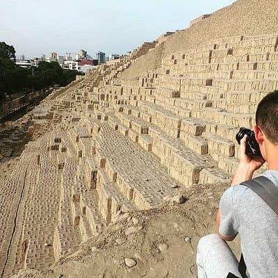 Private tour to Huaca Pucllana with a former site guide