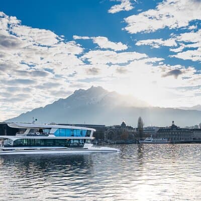 Lucerne: Lake Cruise and Old Town Tour with Guide & Photographer