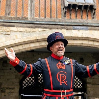 Tower of London & Crown Jewels Tour with Beefeater Meet & Greet