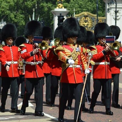 Changing of the Guard Walking Tour in London at Buckingham Palace
