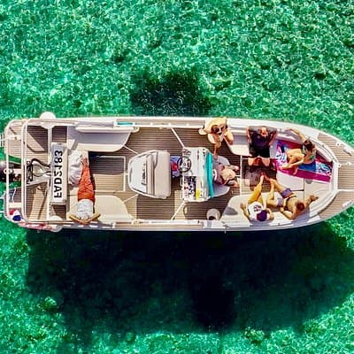 Beautiful boat tour in the Calanques with swimming