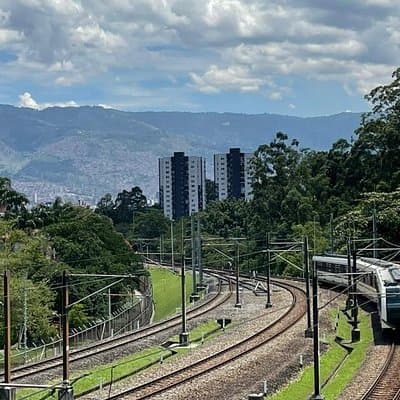 Medellín City Tour: Comuna 13, MetroCable & Downtown Experience