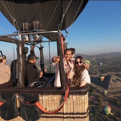 Balloon flight with breakfast in Cave and Pyramids tour from CDMX