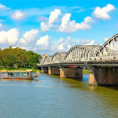 Hue Dragon Boat Tour: Perfume River, Royal Tombs, Hon Chen Temple