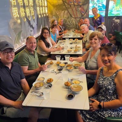 Small Group: Singapore Street Food & Night Tour with 9 tastings