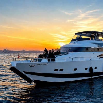 Istanbul Bosphorus Sunset Luxury Yacht Cruise with Snacks