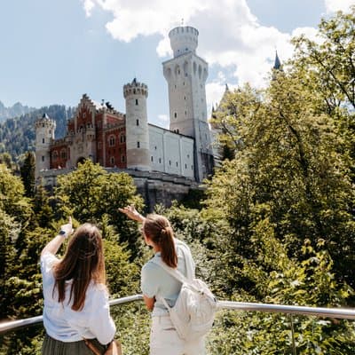 Premium Neuschwanstein Castle and Linderhof VIP Tour from Munich