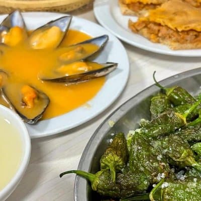 Santiago: guided foodie tour with drinks, tapas and live music