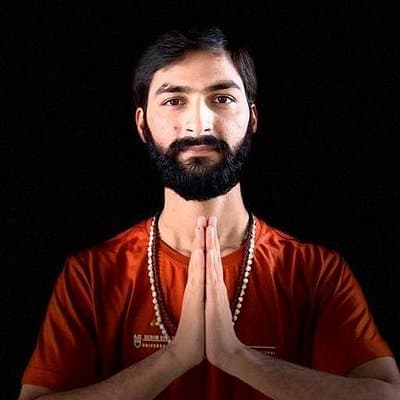 GROUP YOGA CLASS - BEGINNER / ADVANCED - Sunrise Yoga with Ayush in Varanasi