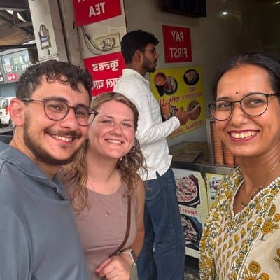 Udaipur: Old city Tuk Tuk Ride & Food Tour with Female guide