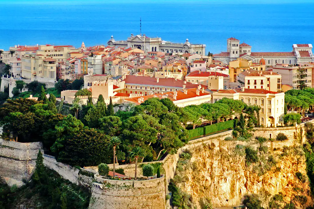 Von Nizza nach Monaco: Bus 10 min ab 18,02 €, Zug 5,50